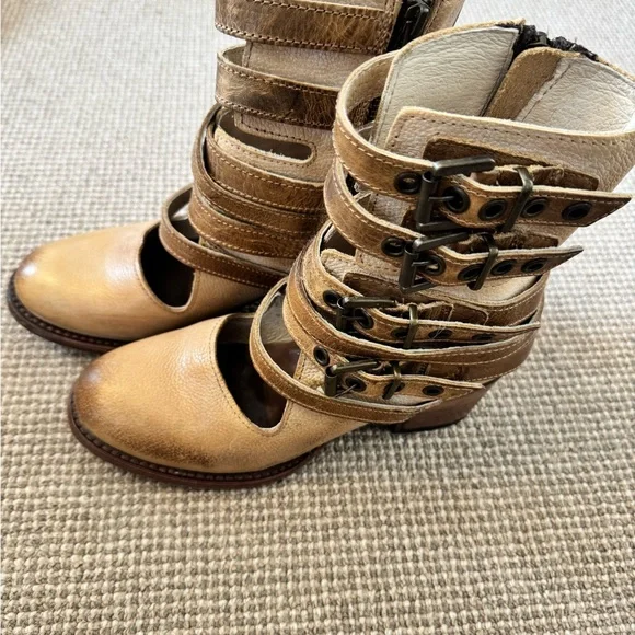 FreeBird Stylish Tan Leather Ankle Boots - Picture 3 of 5